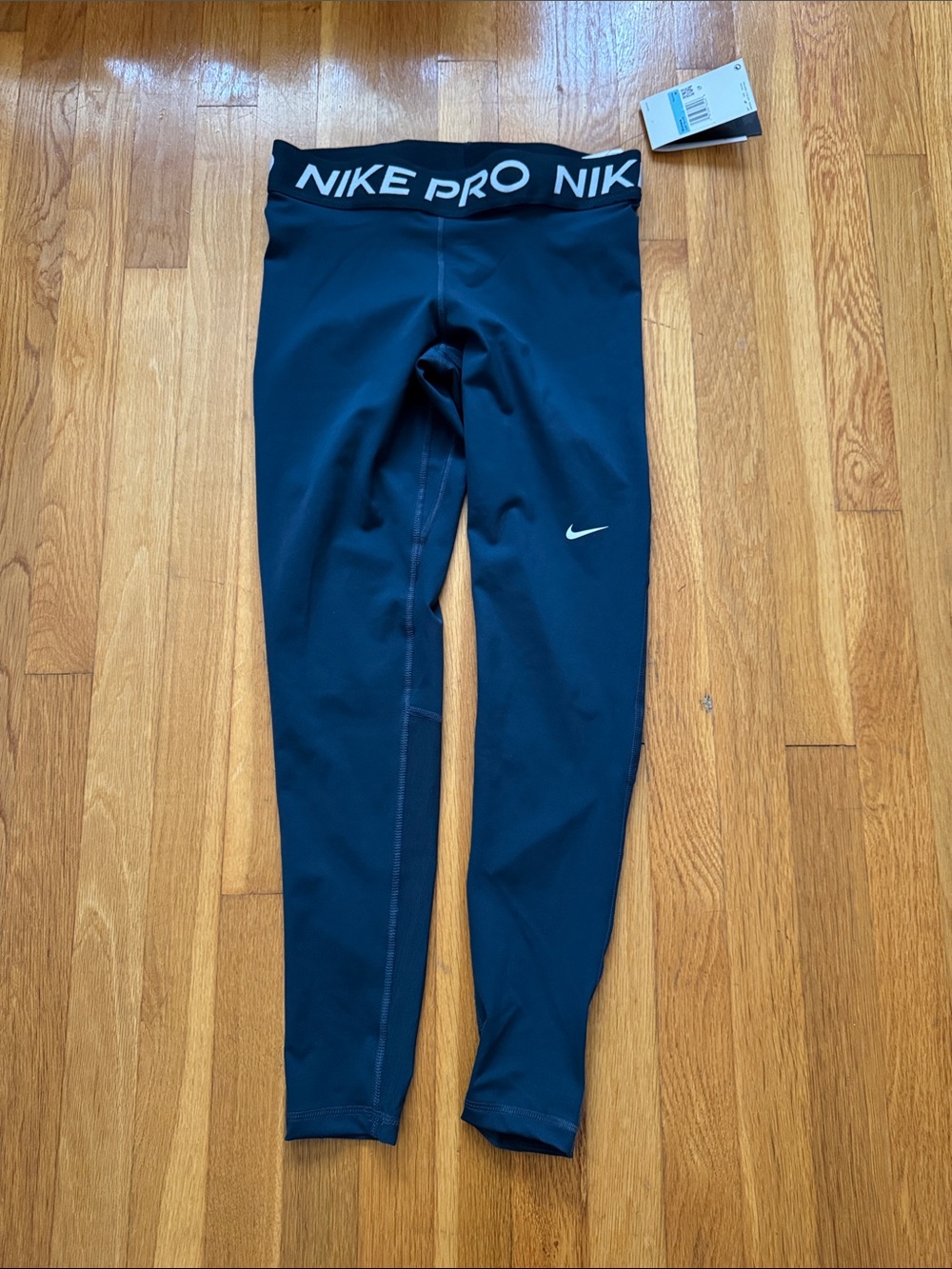 👟NWT - Nike Pro Leggings with Mesh Panels👟